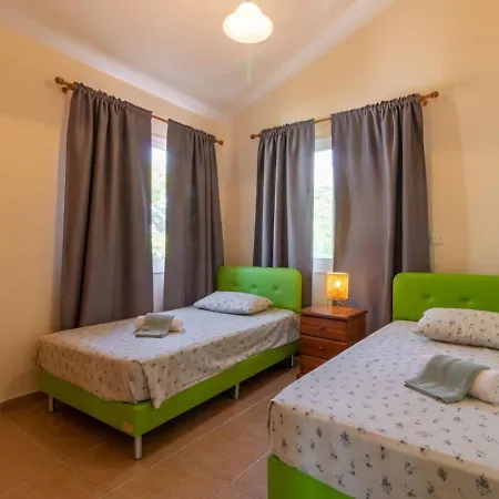 Thalassa - 3-br Coastal Retreat With Private Pool Dom wakacyjny