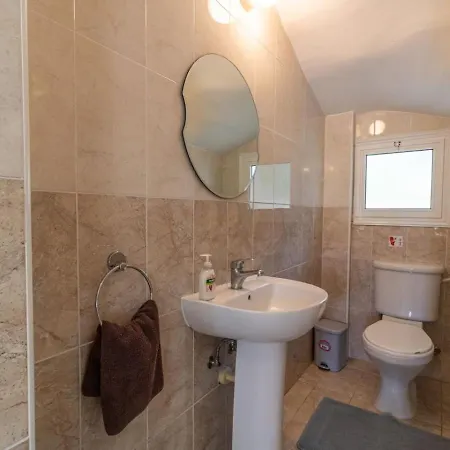 Dom wakacyjny Thalassa - 3-br Coastal Retreat With Private Pool