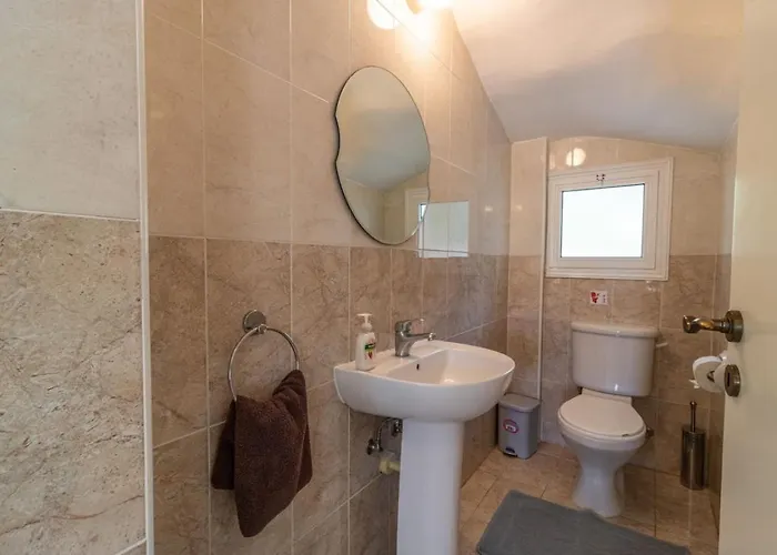 Prázdninový dům Thalassa - 3-br Coastal Retreat With Private Pool