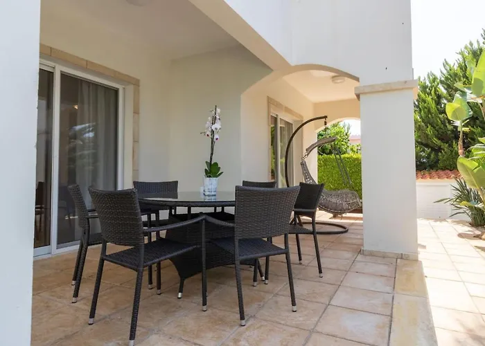 Prázdninový dům Thalassa - 3-br Coastal Retreat With Private Pool