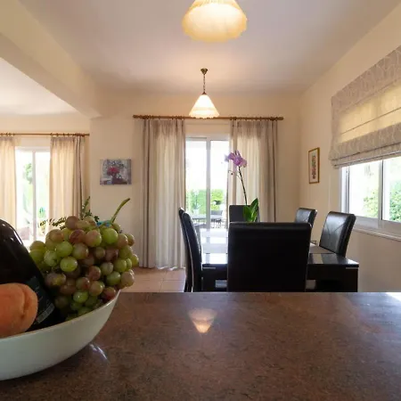 Thalassa - 3-br Coastal Retreat With Private Pool * Peyia